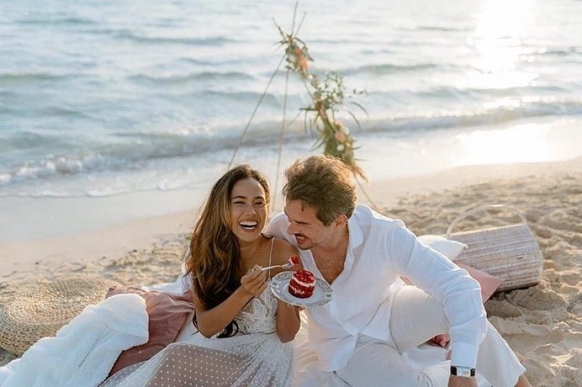 "เมญ่า" เผยโมเมนต์วิวาห์สุดหวานกับสามีตาน้ำข้าว พร้อมโชว์ทะเบียนสมรส