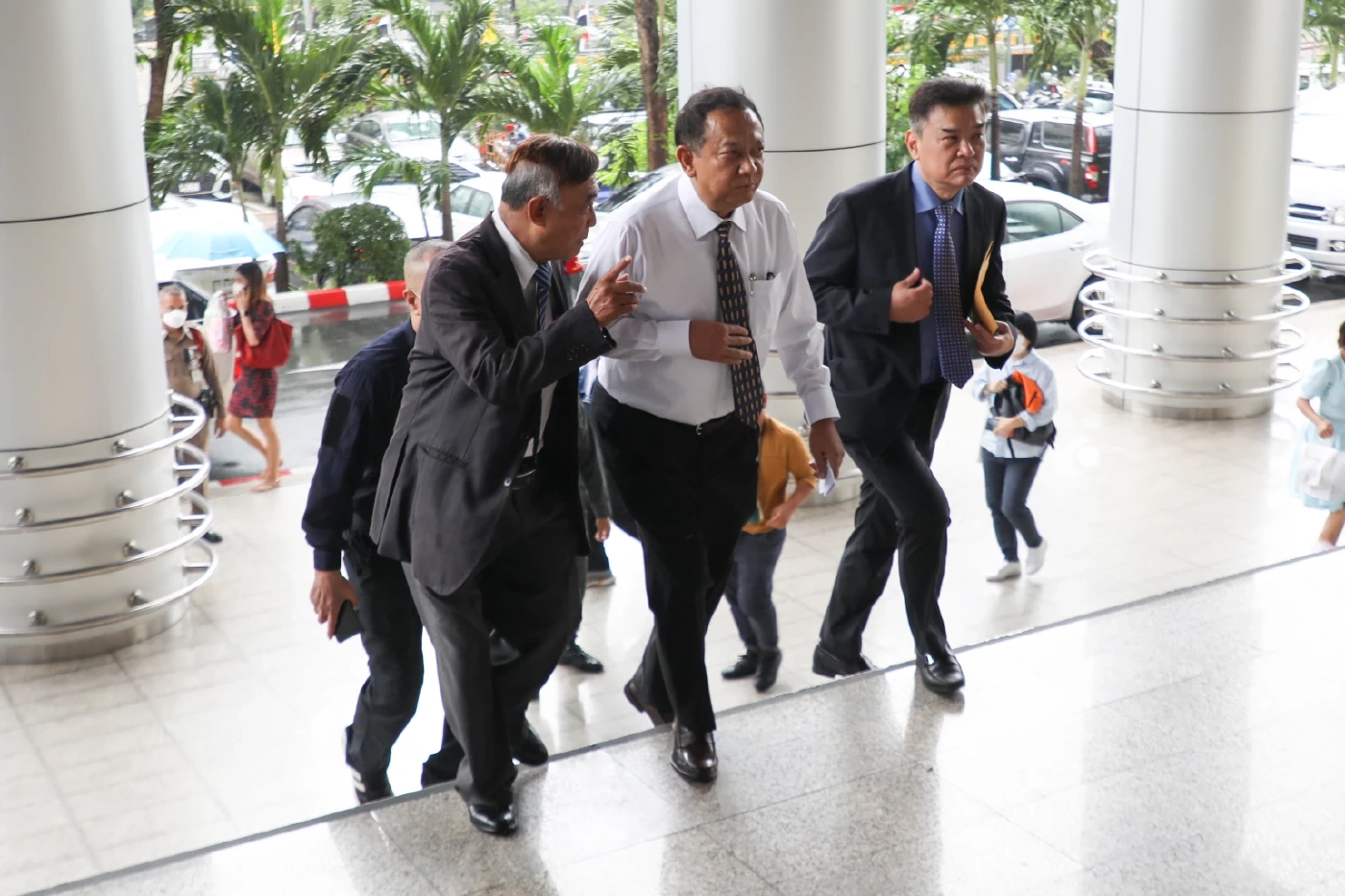 ธาริต เพ็งดิษฐ์  อดีตอธบดีกรมสอบสวนคดีพิเศษ เดินทางมาฟังคำพิพากษา ที่ศาลอาญา รัชดาฯ 