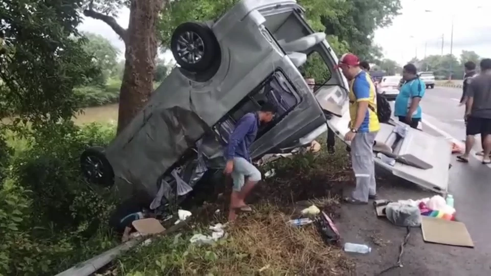 ชนสนั่นกลางสี่แยก! ไฟจราจรเป็นเหตุ โชว์ไฟเขียวทุกทาง บาดเจ็บ 9 ราย