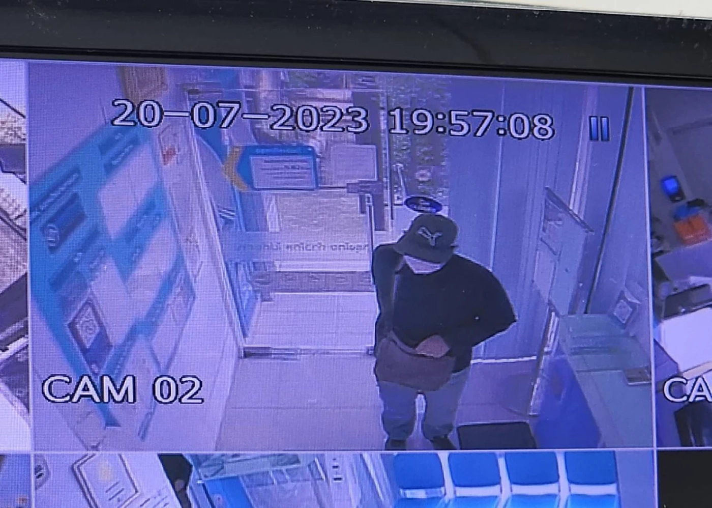 หนุ่มใหญ่ชิงทรัพย์แบงก์ - โดน รปภ.ไล่ ไร้เงินติดมือ