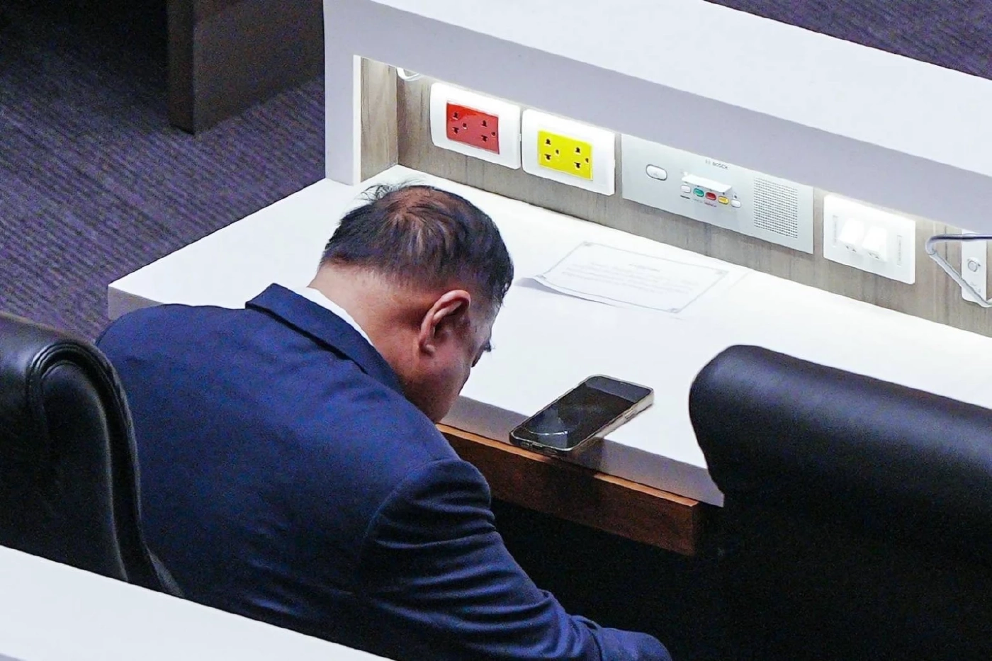 "บิ๊กป้อม"ปัดนั่งหลับระหว่างประชุมเลือกประธานสภาแค่ก้มหน้าเฉยๆ