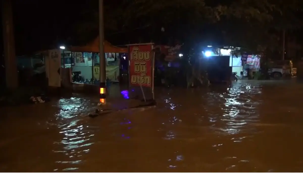 ระทึก! ฝนถล่มหนัก น้ำป่าทะลัก ทำอำเภอปะคำ "จมบาดาล" กลางดึก
