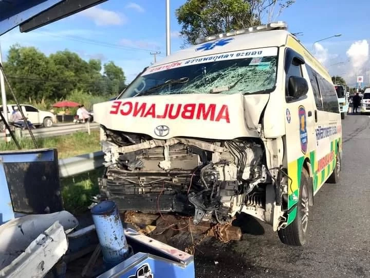 ตร.ตั้ง 2 ข้อสงสัย เก๋งแม่บ้าน อบต.แลง ขับปาดหน้ารถกู้ชีพกระทันหัน