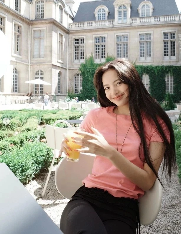 "ลิซ่า" โพสต์ภาพดื่มน้ำส้ม คนดังแห่เมนต์เพียบ ยอดกดไลก์พุ่งเป็นล้าน