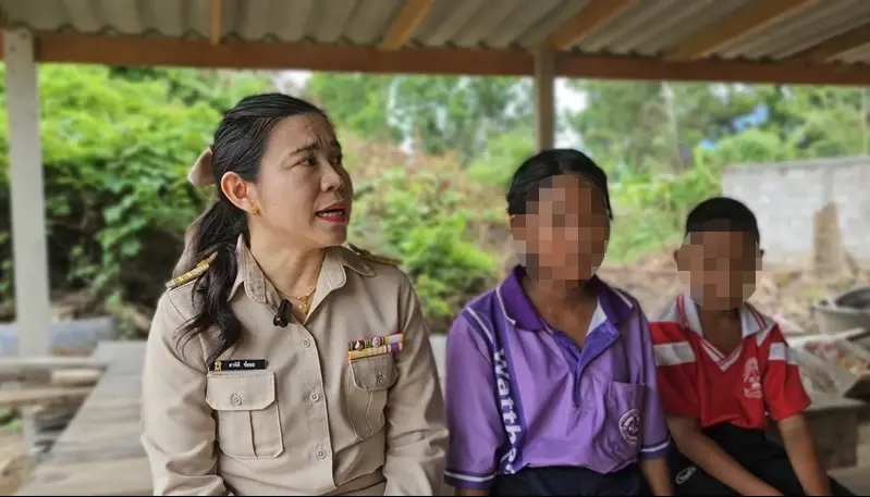 สุดเวทนา! 2 พี่น้องเมืองเพชร แม่ติดคุกต้องอยู่ตามลำพัง ในบ้านที่ใกล้ผุพัง