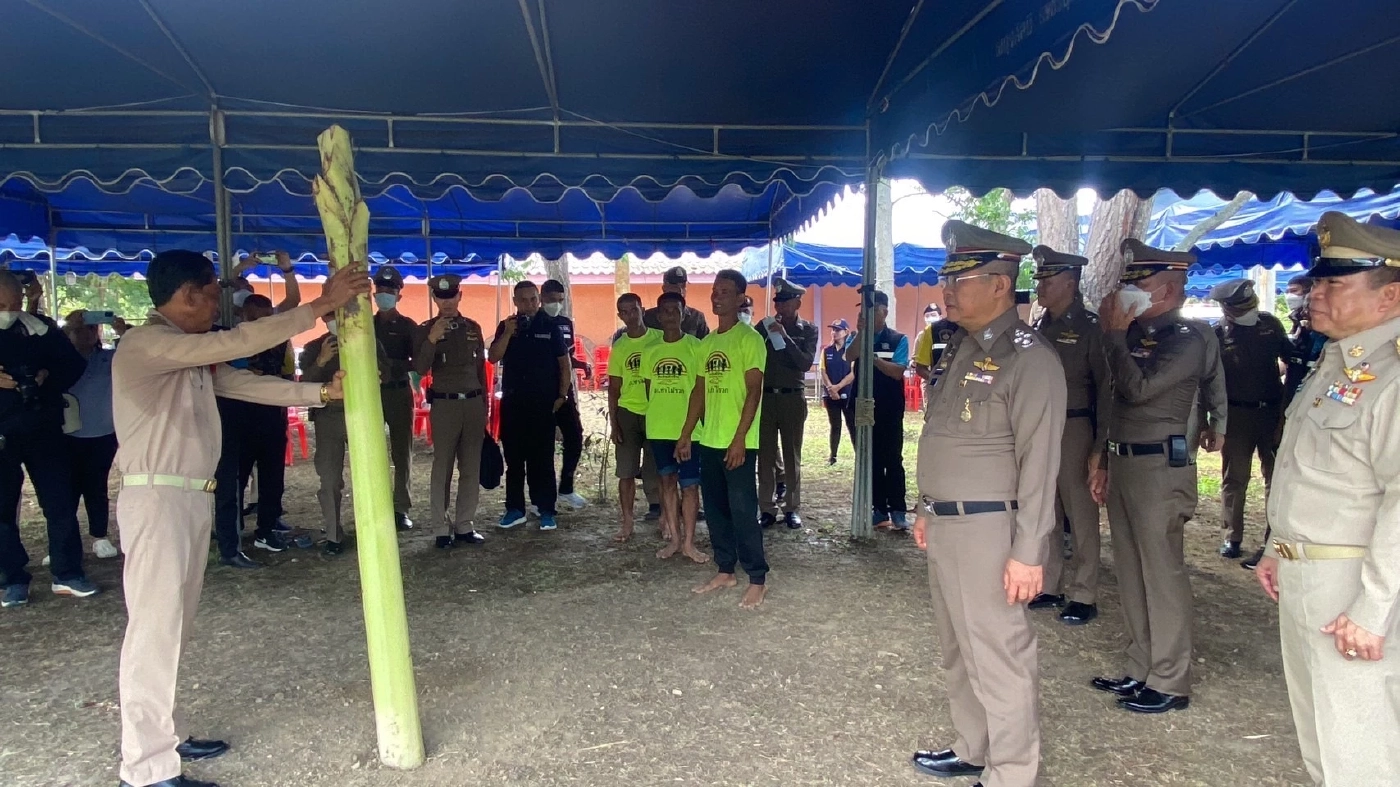 ผบ.ตร. ตรวจเยี่ยมโครงการชุมชนยั่งยืน ชุมชนบ้านโพรงเข้ จ.เพชรบุรี