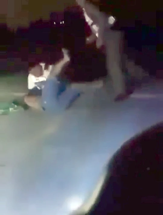 เปิดคลิป คนร้ายปลอมเป็นตำรวจ ช็อตไฟฟ้าหนุ่มเมืองกาญน์ ชิงกระบะหลบหนี