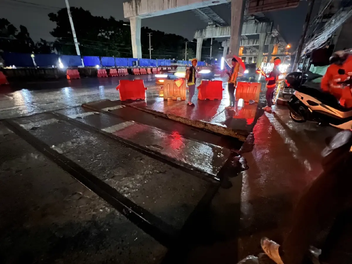 ฝาบ่อท่อร้อยสายไฟลงดิน ทรุดตัวหน้าห้างฯดังย่านรามอินทรา