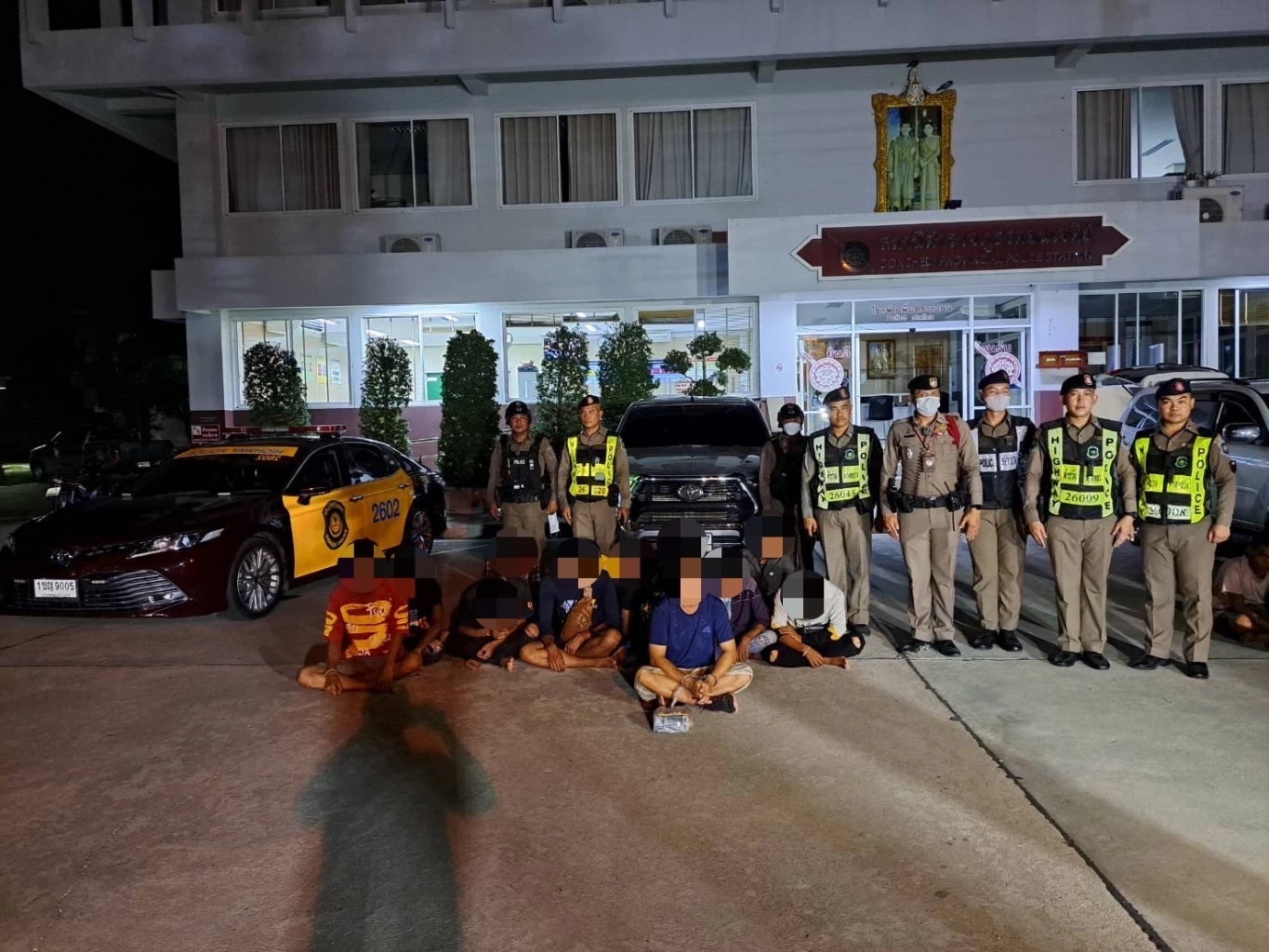 ตร.ทางหลวง สกัดกระบะ 1 ใน 6 ลอบขน 12 เมียนมา ผ่านเมืองสุพรรณฯ