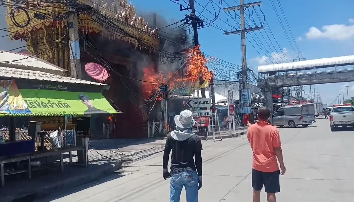 ระทึก! ไฟไหม้สายสื่อสาร ซุ้มประตูวัดคานหาม หวิดลุกลามร้านสะดวกซื้อ