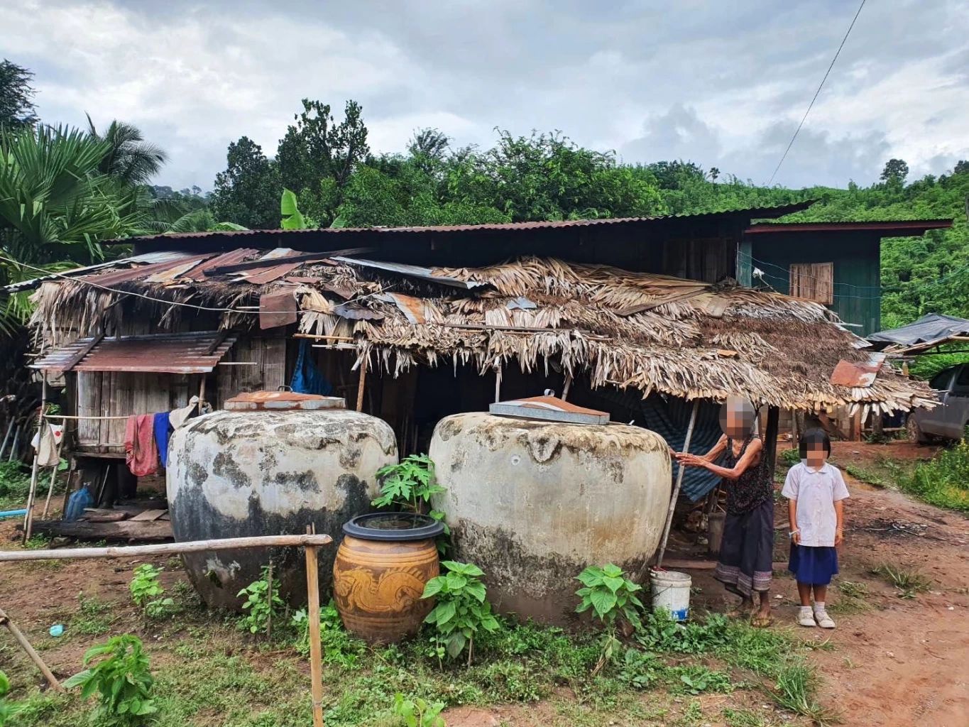 สภาพบ้านที่น้องลูกหว้าอยู่อาศัยร่วมกับปู่และย่า
