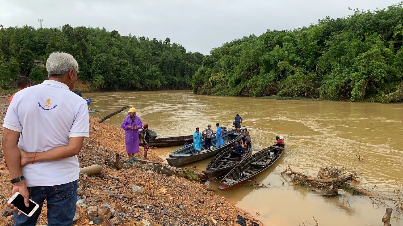 ระดมค้นหา “สิบเอก” ร่วงแม่น้ำกระบุรี ขณะล้อมจับไม้ยางพาราเถื่อน