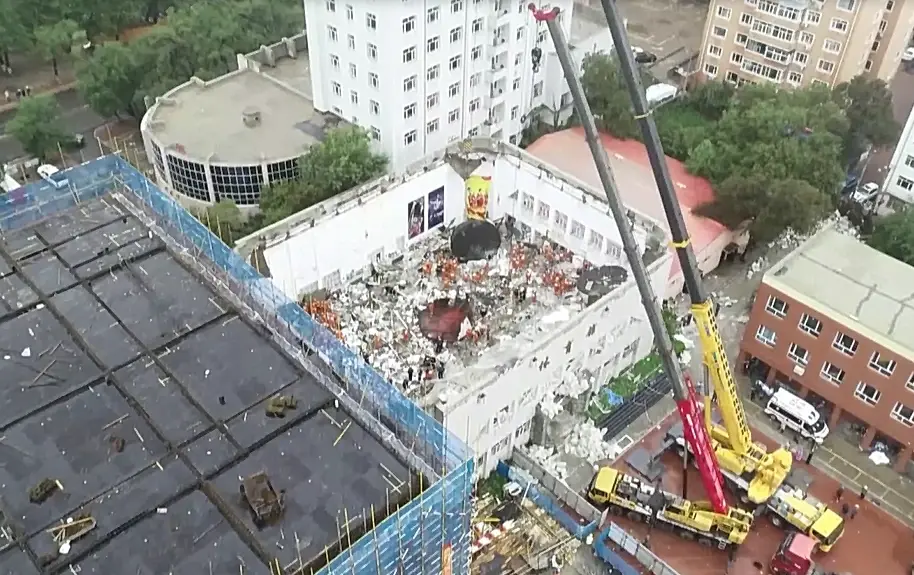 หลังคาโรงยิมพังถล่มในโรงเรียนของจีน ดับ 11 ราย (คลิป)