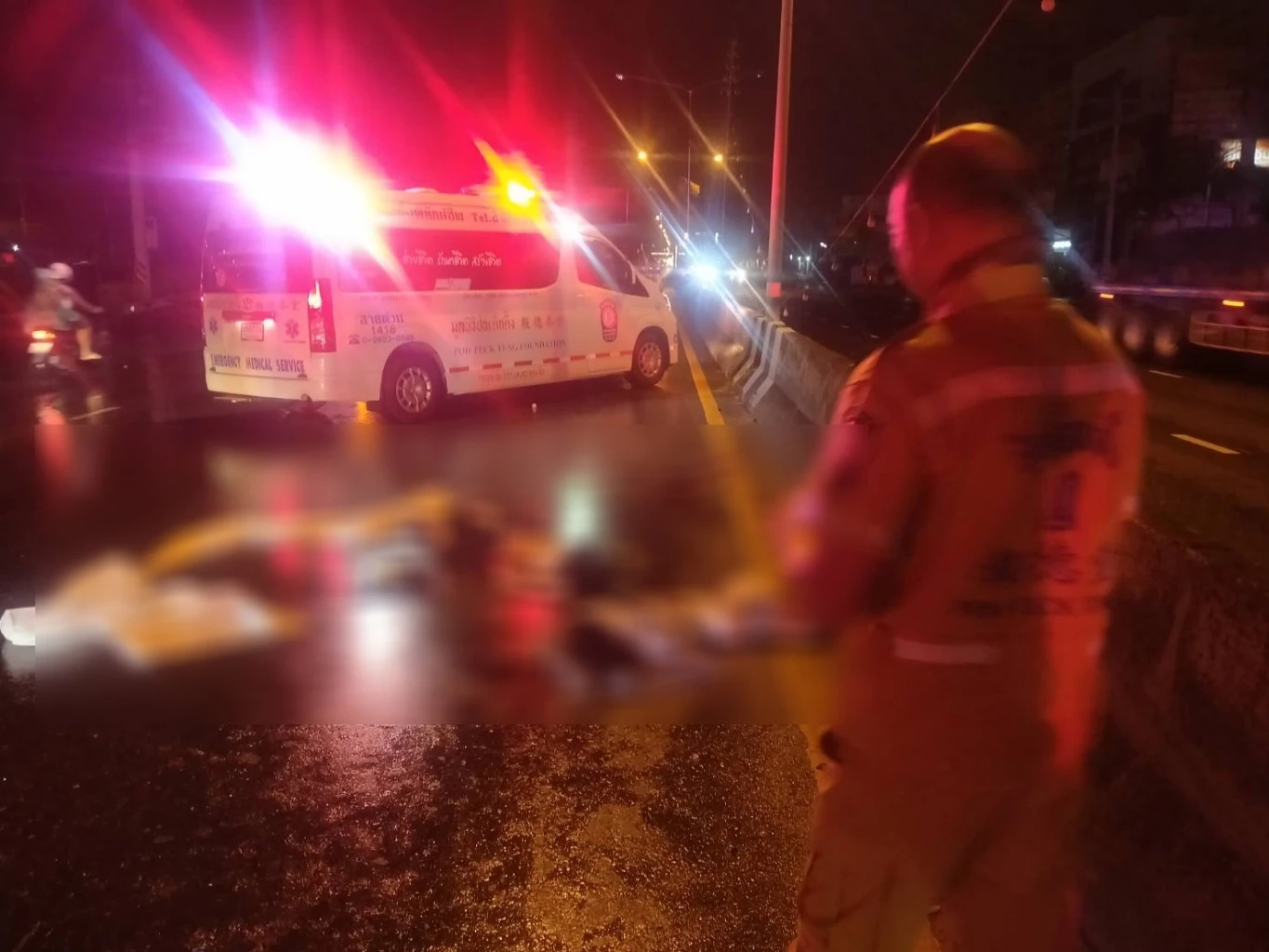 หกล้อซิ่งแซง จยย. เสียหลักชนนักศึกษา ม.ดัง ดับ 2 สาหัส 1