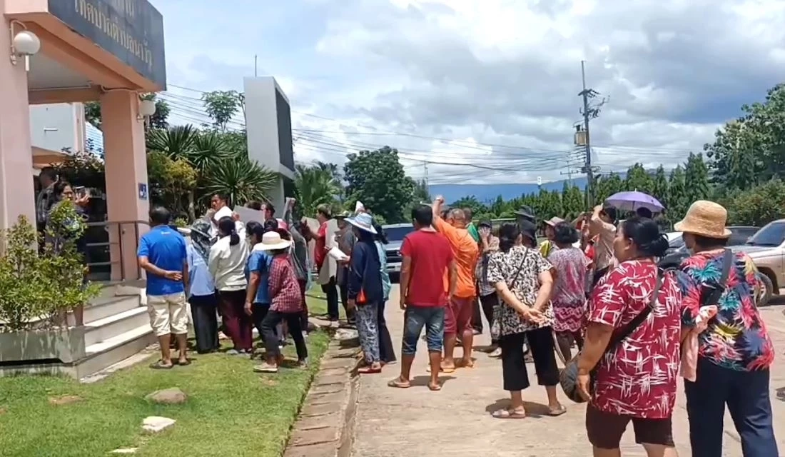 ชาวบ้าน ต.นางั่ว ฮือไล่ปลัดเทศบาลฯ แก้ปัญหาล่าช้า วอนนายอำเภอสั่งย้าย