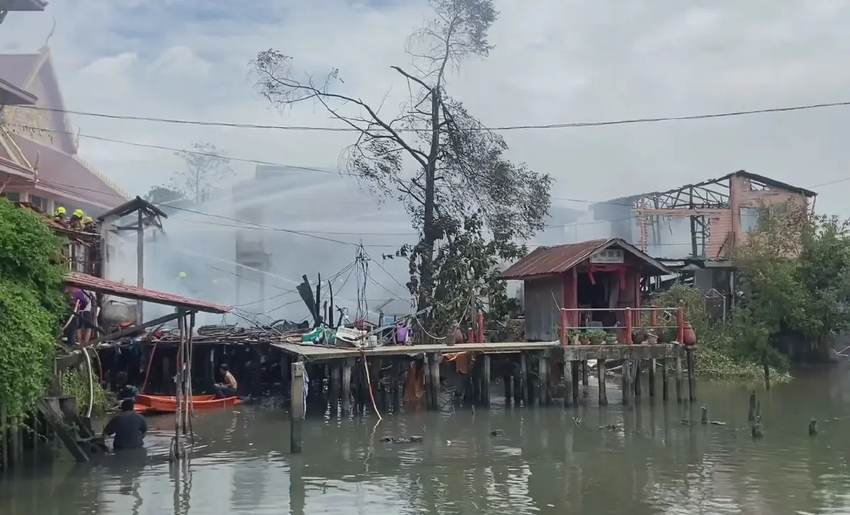 ระทึก! ไฟไหม้บ้าน ในชุมชนย่านตลิ่งชัน วอด 8 หลัง เผยบ้านต้นเพลิงไม่มีไฟฟ้าใช้
