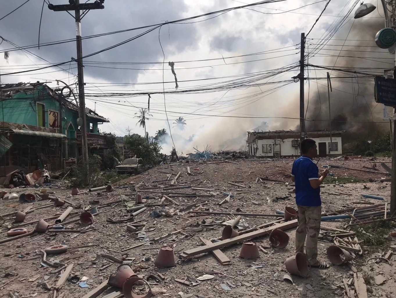 ผู้ว่าฯ นราธิวาส รุดตรวจสอบเหตุโกดังเก็บประทัดระเบิด เจ็บพุ่ง 115 ราย ดับสลด 9 ศพ