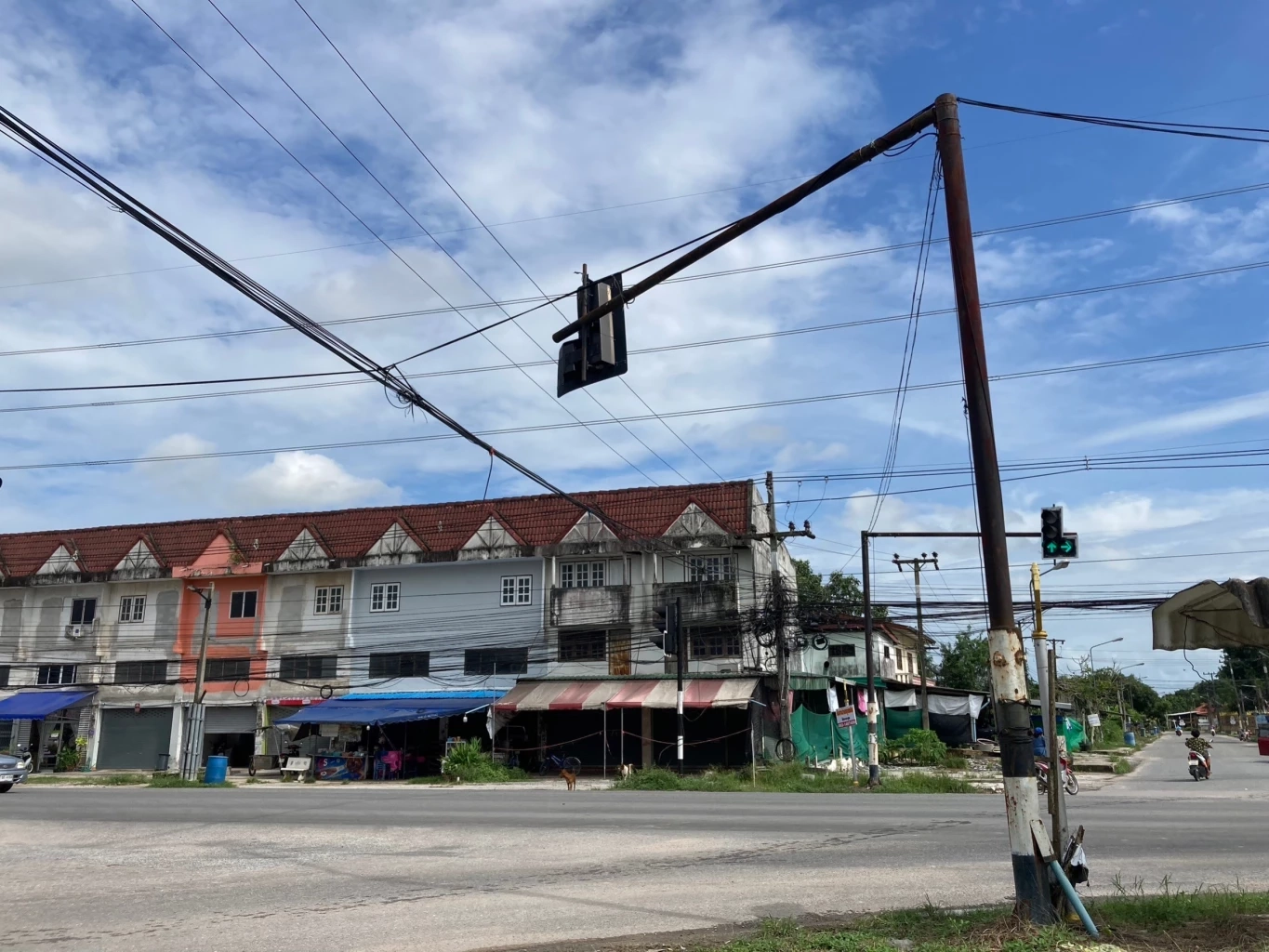 ทำงานคุ้มภาษี "เสาไฟแดงสู้ชีวิต" เอียงแทบล้ม โคมไฟแทบร่วง แต่ไฟยังติดครบ