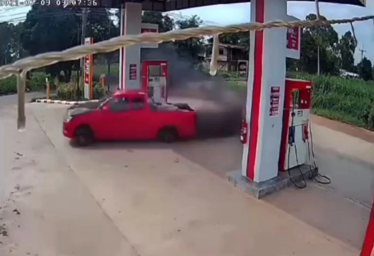 กระบะแต่งซิ่ง ฉุนแม่ค้าทวงค่าก๋วยเตี๋ยว 1 ชาม เบิ้ลเครื่องสนั่นปั๊มน้ำมัน