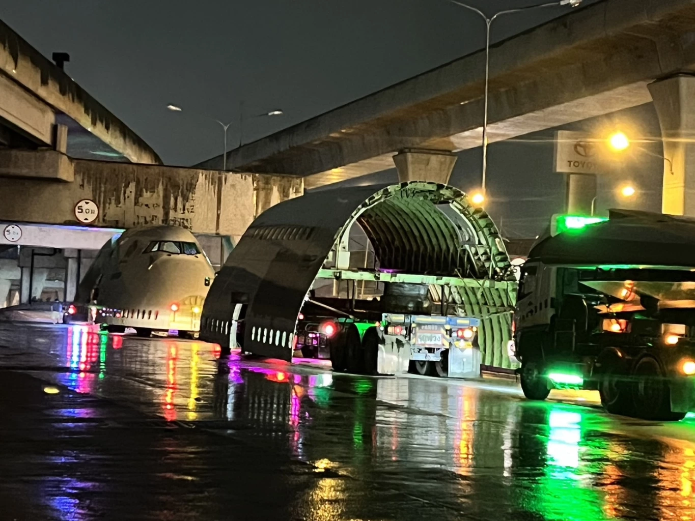 ชิ้นส่วนโบอิ้ง 747 ขนส่งไปประจวบฯ ติดใต้คานรถไฟฟ้าสายสีม่วง (มีคลิป)