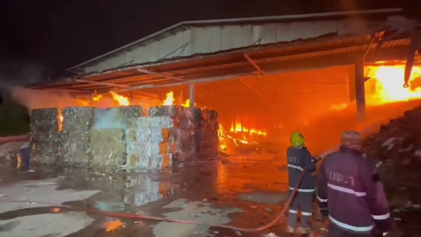 เปิดคลิประทึก ไฟไหม้โกดังรีไซเคิลกระดาษ เผากองกระดาษ 1 พันตันวอด