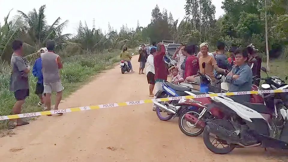 ตำรวจไล่ล่าผัวค้ายา หลังไม่ยอมให้ตรวจค้น สุดท้ายเสียหลักชนต้นไม้เมียดับ