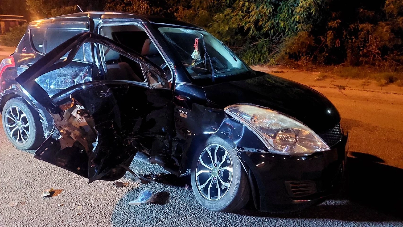 สนั่นกลางสี่แยก เก๋งวิ่ง"ฝ่าไฟแดง" พุ่งชนรถพ่อค้าปลา ติดคาซากรถ (มีคลิป)