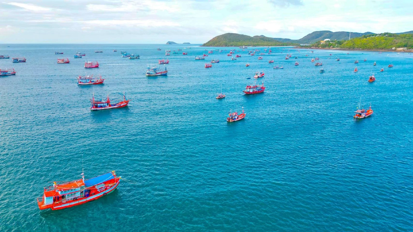 เรือประมงหลายร้อยลำ จอดหลบ"พายุตาลิม" เต็มอ่าวแสมสาร (มีคลิป)