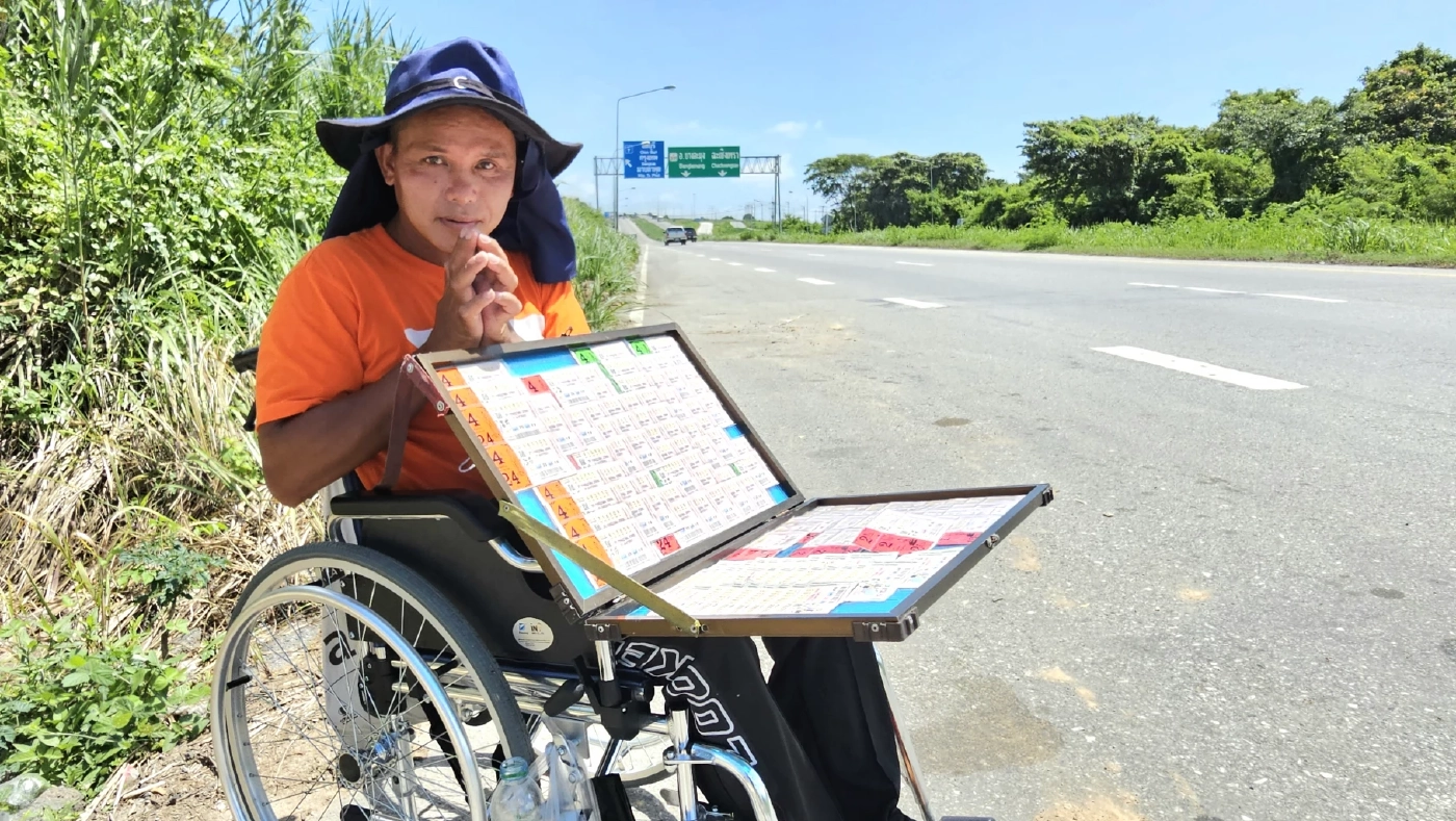 ชีวิตไม่สิ้น ก็ดิ้นกันไป! หนุ่มตากแดดวันละ 12 ชม. ขายลอตเตอรี่บนวีลแชร์