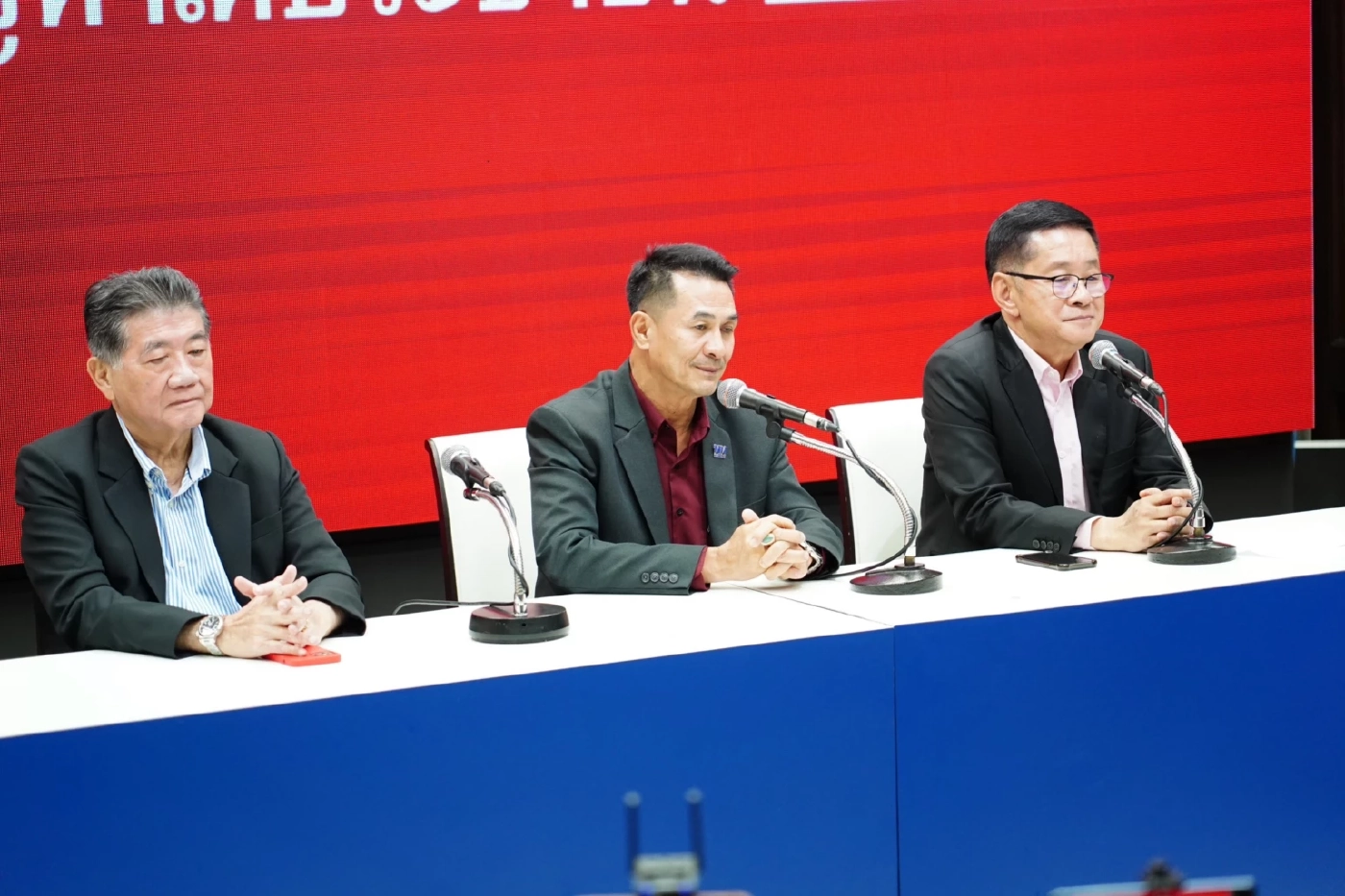 สันติ พร้อมพัฒน์  เลขาธิการพรรคพลังประชารัฐ ร่วมแถลงข่าว กับ นพ.ชลน่าน ศรีแก้ว หัวหน้าพรรคเพื่อไทย 