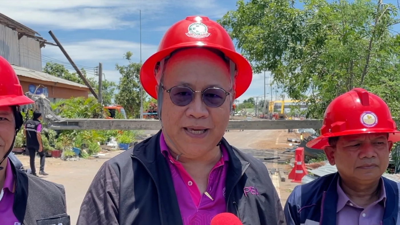 พายุพัดถล่ม เสาไฟฟ้าล้ม 9 ต้น ขวางถนน ทับรถยนต์-บ้านเรือนพังเสียหาย