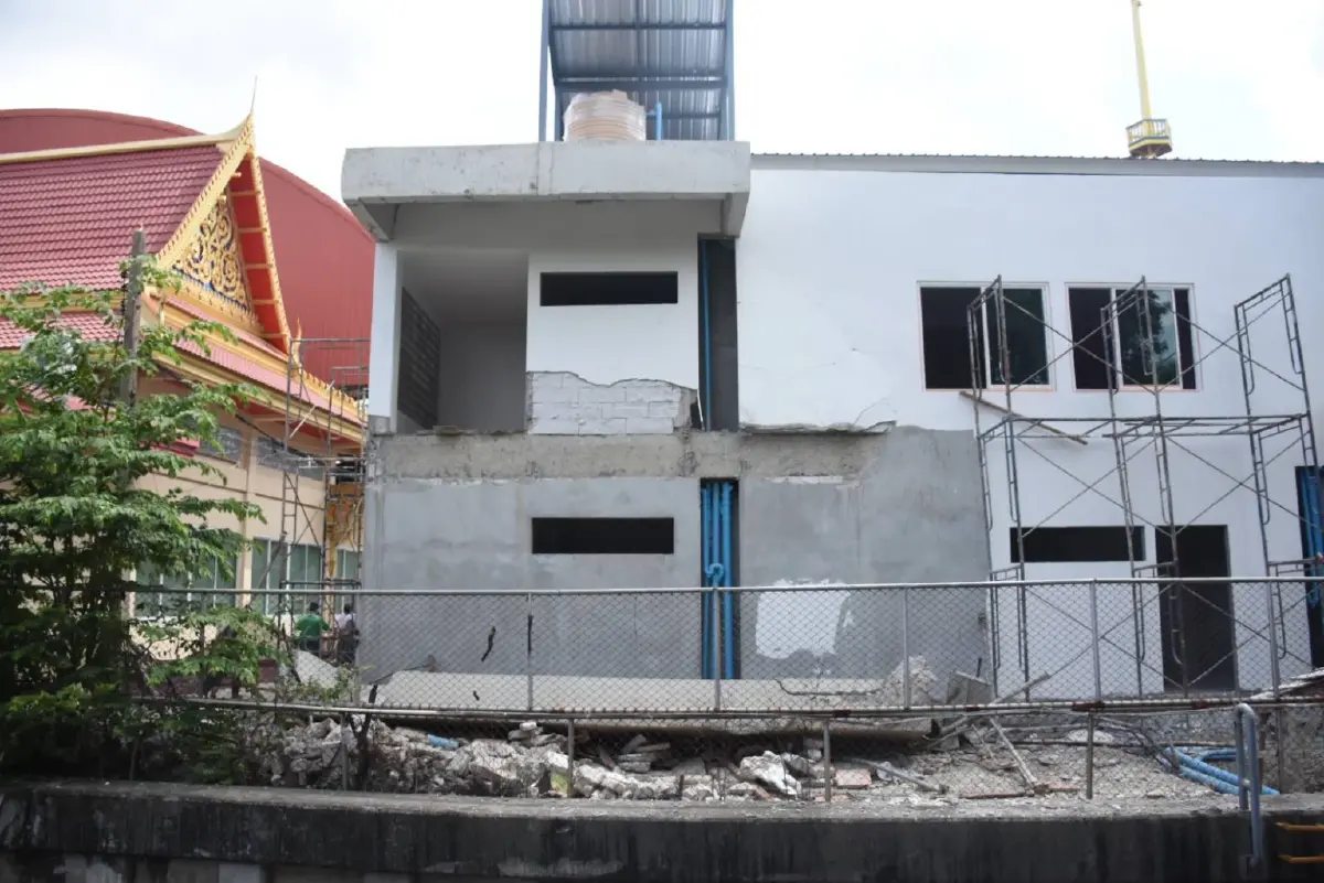 สลด คานปูนก่อสร้าง วัดย่านนวมินทร์ ถล่มทับคนงานเมียนมา ดับ 1 เจ็บ 1