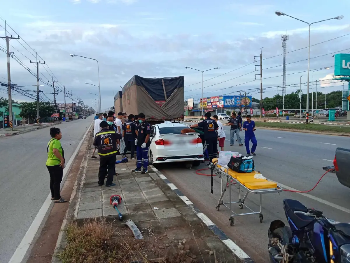 ปลัดอำเภอวังน้ำเย็น ขับเก๋งชนท้ายรถพ่วงดับสลด อส. นั่งมาด้วย สะโพกหลุด