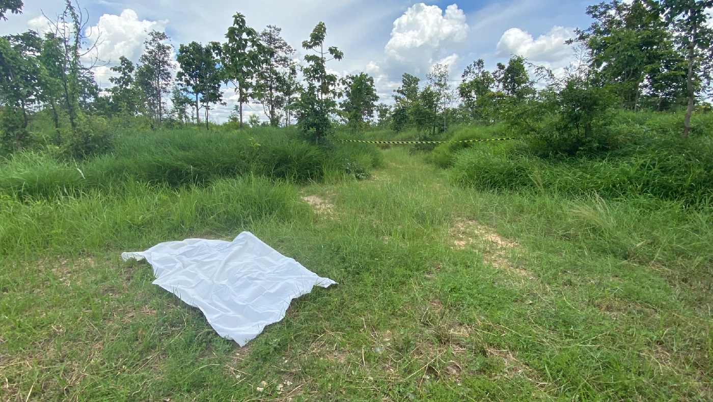 สุดโหด! สาวถูกแทงคอพรุน ดับคาทางเข้านา คาดแฟนหนุ่มเดนคุกเป็นมือมีด