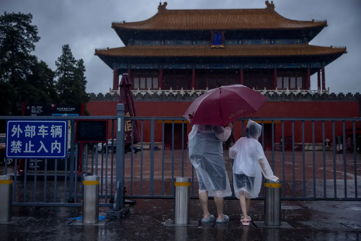 เผยภาพนาทีดินถล่ม-ช่วยชีวิตคนจากน้ำท่วมในจีน