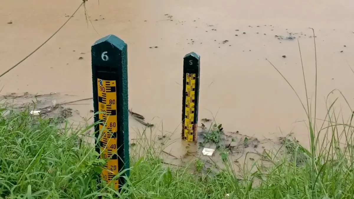 พายุฝนถล่มมุกดาหาร หลังคาคอกพังทับควายบาดเจ็บ น้ำท่วมขังหลายจุด