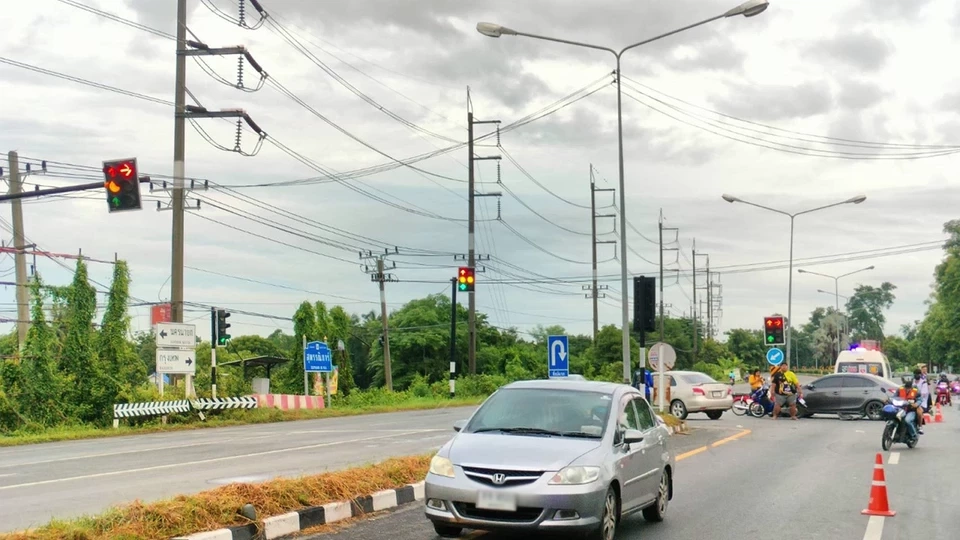 ชนสนั่นกลางสี่แยก! ไฟจราจรเป็นเหตุ โชว์ไฟเขียวทุกทาง บาดเจ็บ 9 ราย