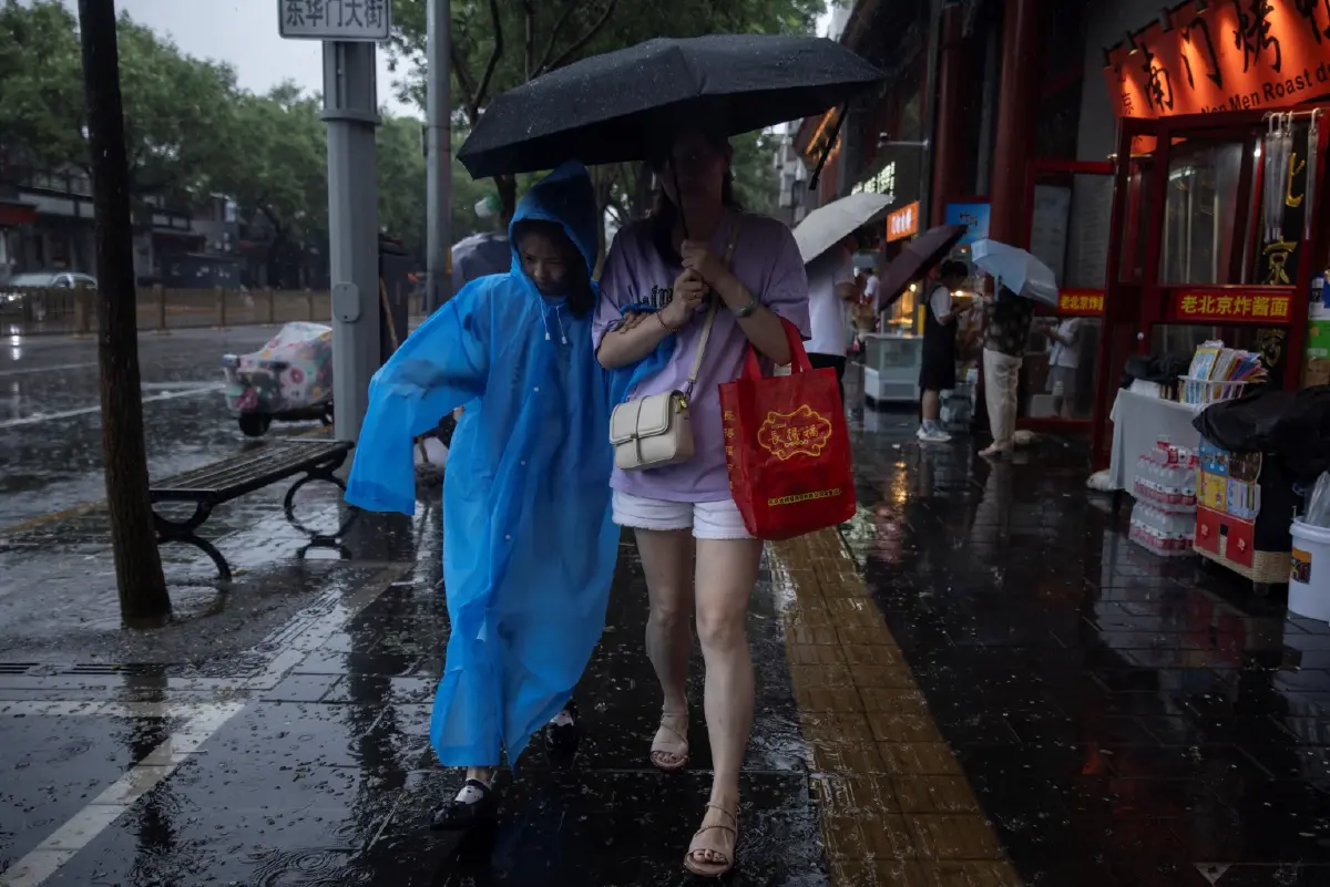 ฝนถล่มปักกิ่ง เตือนภัยสูงสุด ปิดแหล่งท่องเที่ยว