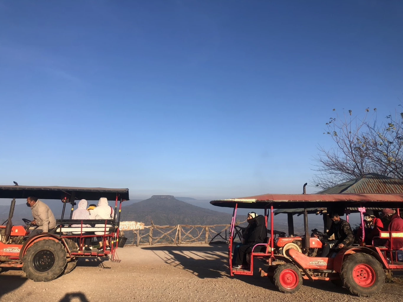 &quot;รถอีแต๊ก&quot; ให้บริการนักท่องเที่ยวบนภูป่าเปาะ