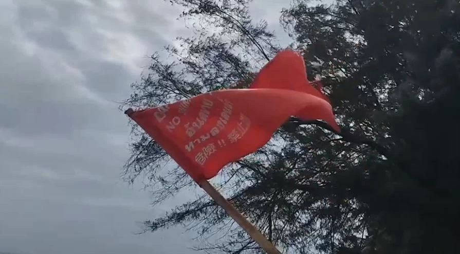 เร่งค้นหา เด็กชายวัย 9 ขวบ ถูกคลื่นทะเลกลืนร่าง จมหายต่อหน้าพ่อ