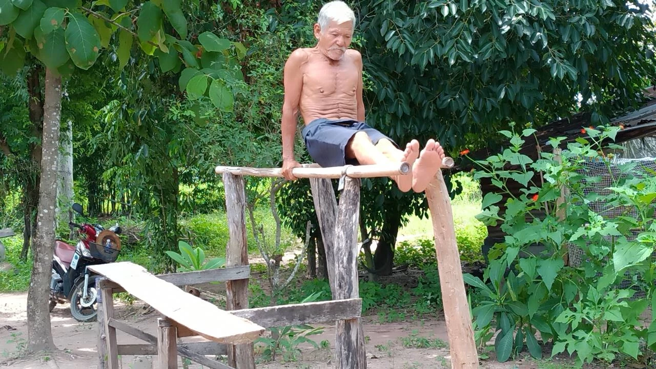 อึ้ง! พบคุณตาวัย 74 สุดฟิตปั๋ง โชว์ลีลาเล่นบาร์คู่ เผยเคล็ดลับความแข็งแรง