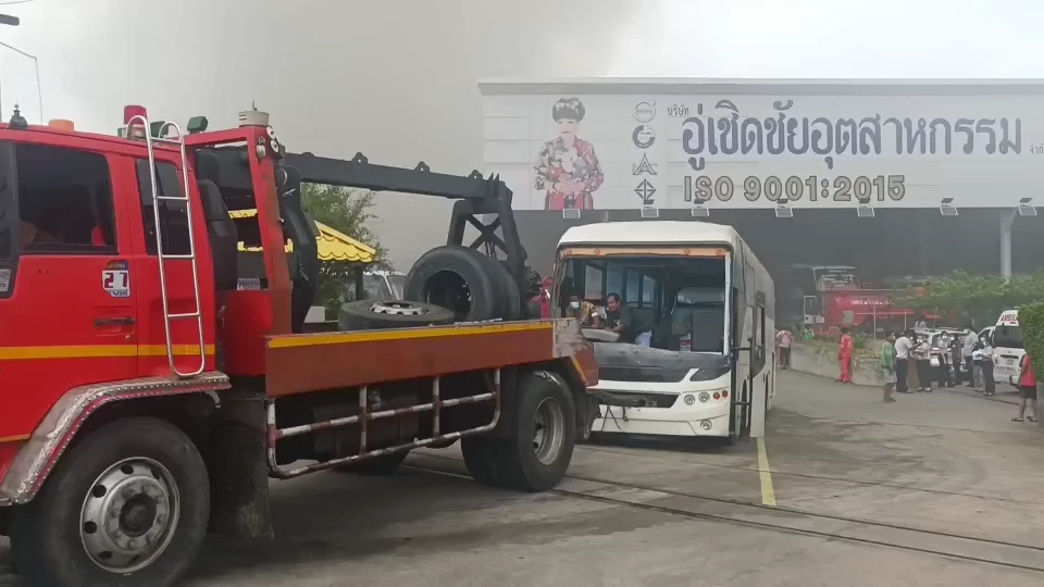 ด่วน! ไฟไหม้ อู่เชิดชัย"เจ้เกียว" เร่งนำโฟมและสารเคมี ฉีดสกัดเพลิง (มีคลิป)