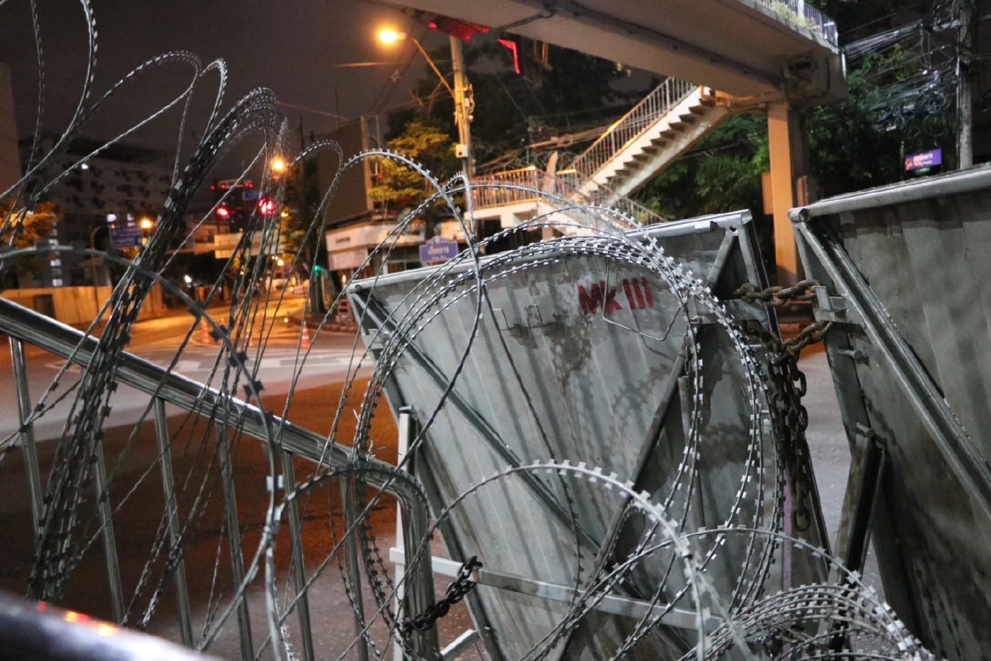 ตำรวจนครบาล ยกตู้คอนเทนเนอร์ วางรั้วลวดหนาม ปิดแยกเกียกกาย