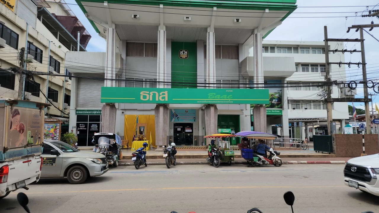 เปิดคลิประทึก คนบ้าเบิกเงิน 1,000 ล้านไม่ได้ ชักมีดพร้าฟันผู้จัดการ ธกส.