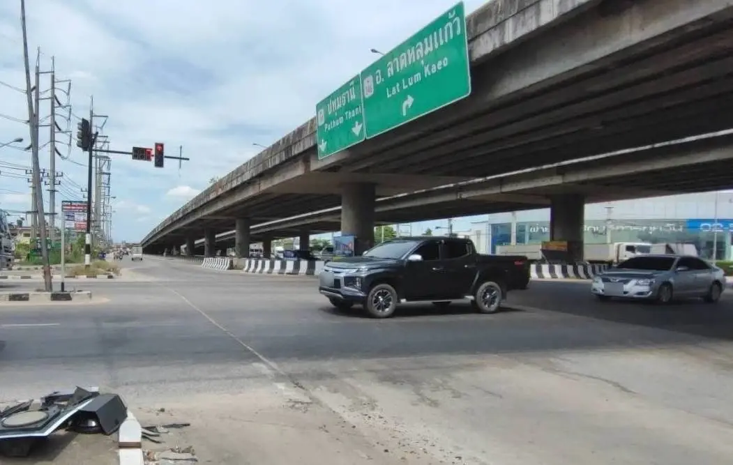 โชคดีไม่โดนใคร! "โคมสัญญาณไฟจราจร" ร่วงลงพื้นถนน ที่ปทุมฯ (มีคลิป)