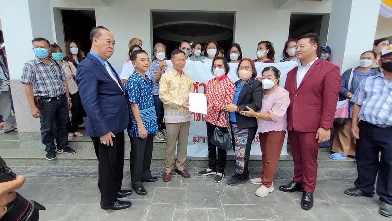 ชาวบ้านโวย "อบต.ราชาเทวะ" ทิ้งสิ่งปฏิกูลลงบึงน้ำ ทำปลาตา เหม็นทั่วหมู่บ้าน