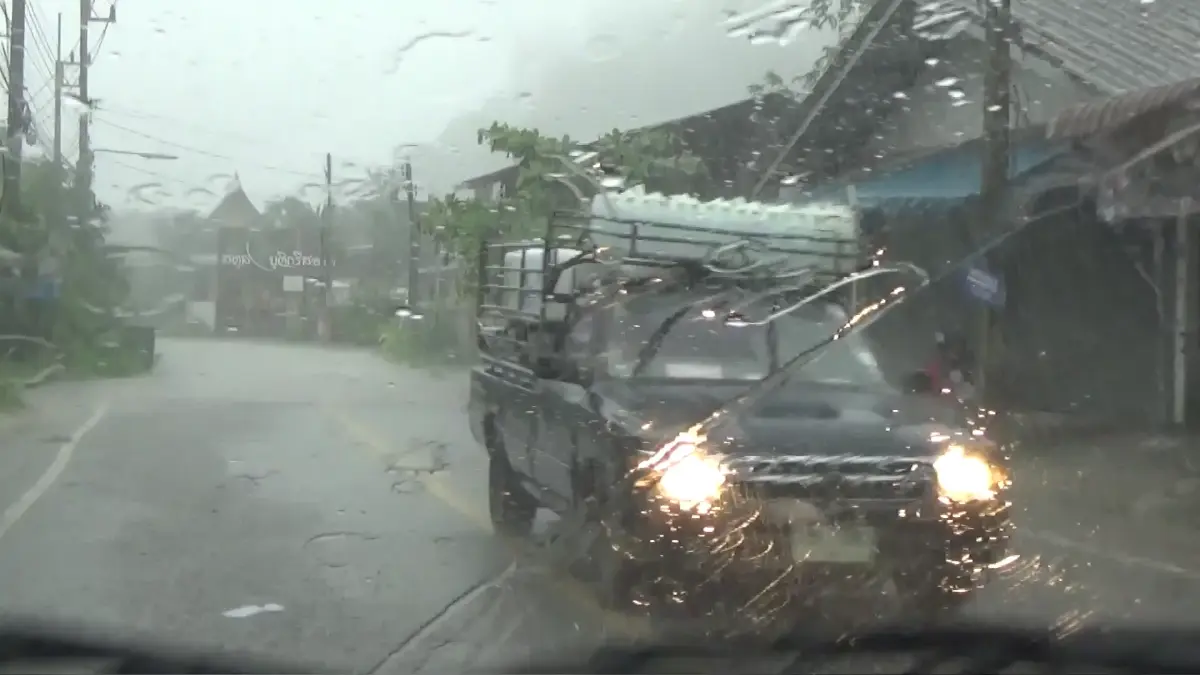 อิทธิพลพายุตาลิม  สตูลคลื่นแรง-ฝนหนัก เรือเล็กเข้าฝั่ง ต้นไม้ทับบ้าน 30 หลัง