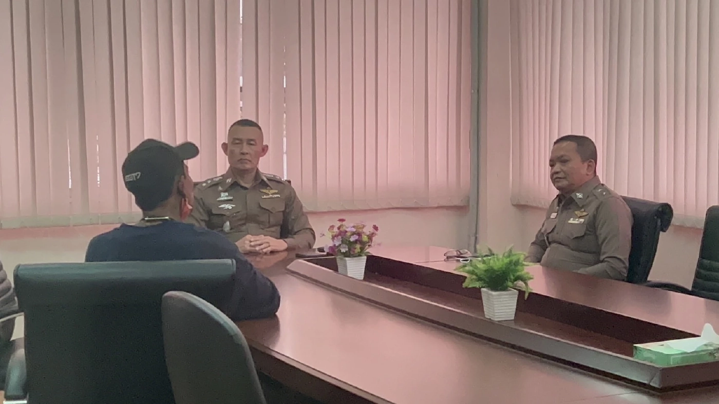 นายสุรเดช (นามสมมุติ) ผู้ก่อเหตุเข้ามอบตัวตำรวจ