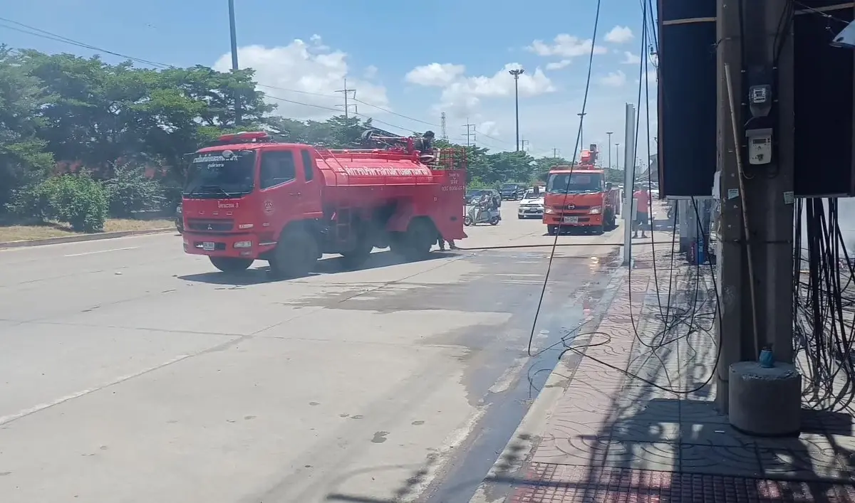 ระทึก! ไฟไหม้สายสื่อสาร ซุ้มประตูวัดคานหาม หวิดลุกลามร้านสะดวกซื้อ