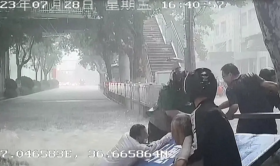 เผยภาพนาทีดินถล่ม-ช่วยชีวิตคนจากน้ำท่วมในจีน